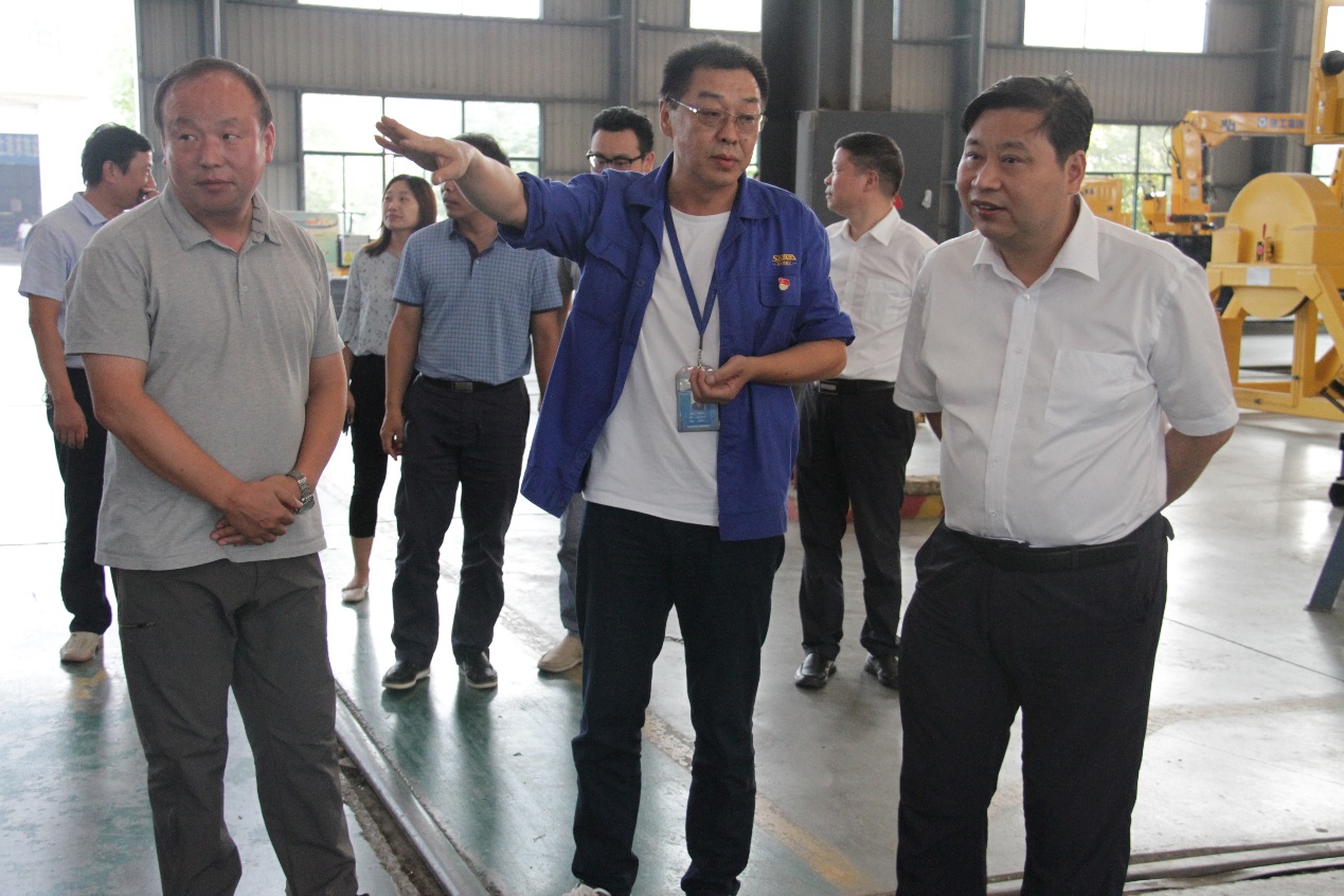 襄阳市银保监分局调研小组一行莅临华体会平台重工展开实地调研