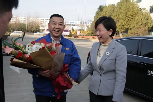 副市长龙小红莅临华体会平台新春走访慰问